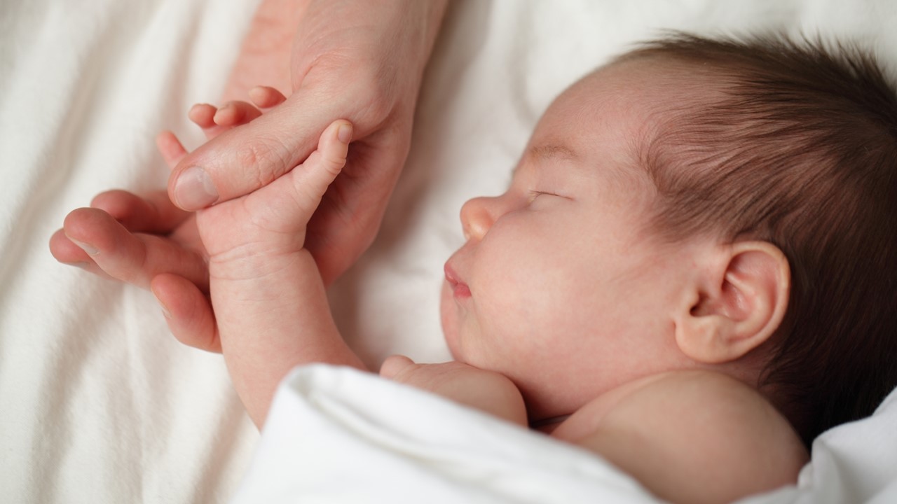 Rekordlågt barnafödande ett orosmoln i befolkningsprognosen