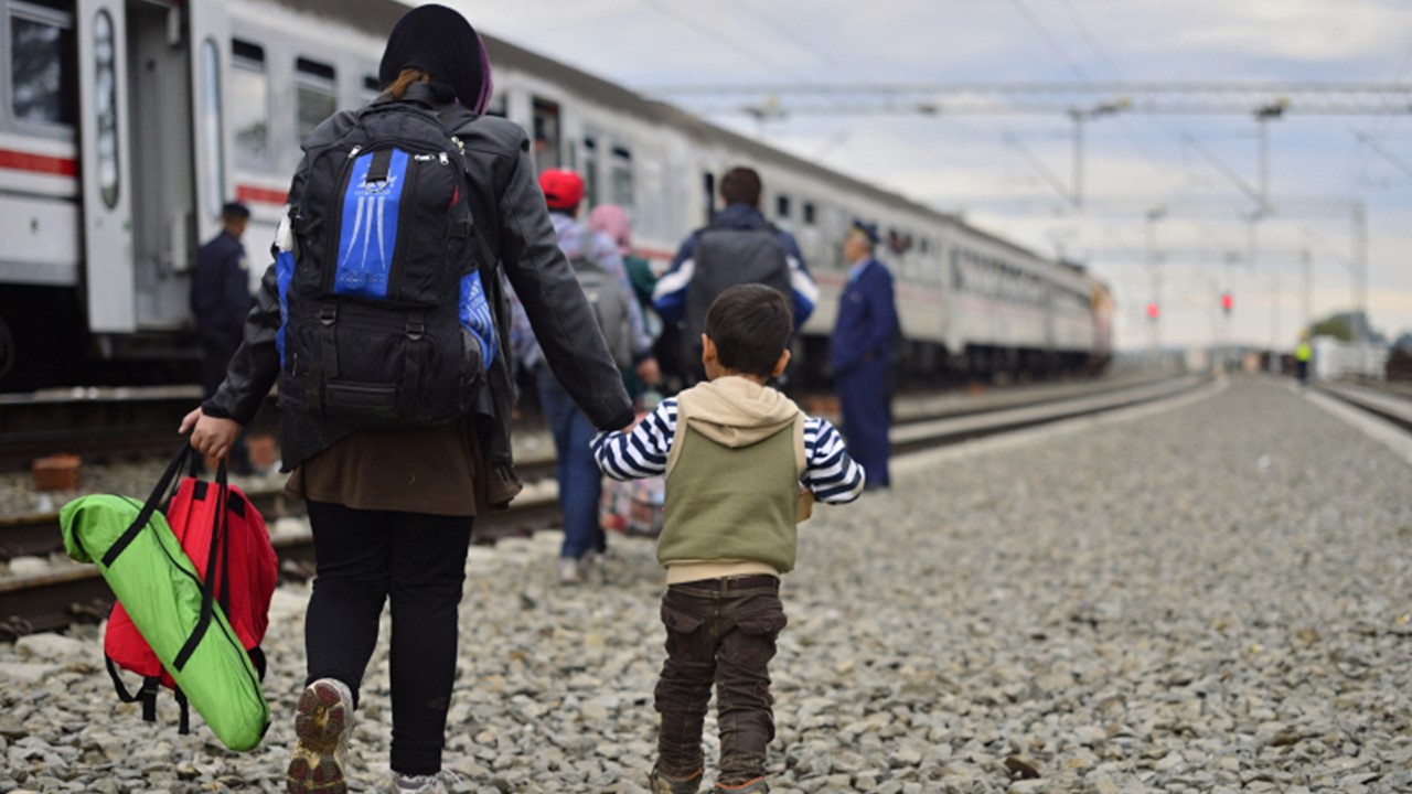 Bild på flyktingar vid tåg