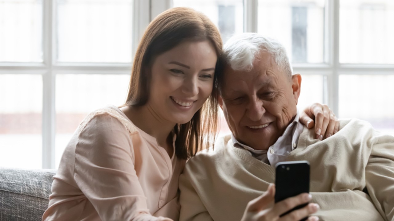 Bild som visar en ung och en gammal person