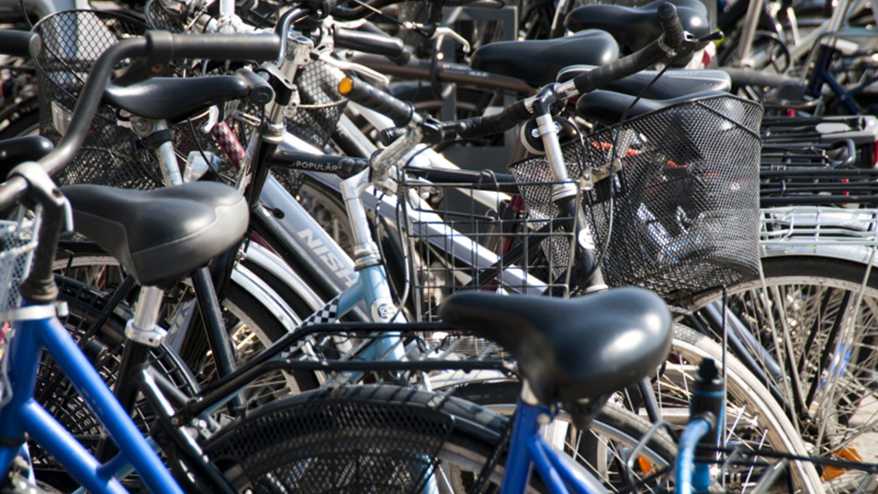 Bild på många parkerade cyklar